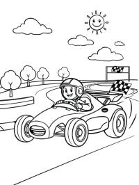 Garçon dans une voiture de course
