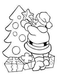 Père Noël décore l'arbre de Noël