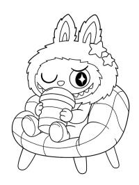 Labubu est allongé sur un coussin