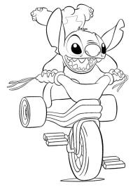 Stitch sur un tricycle