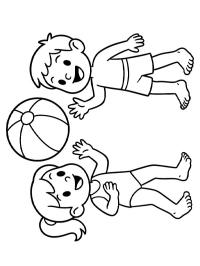 Deux enfants jouent avec un ballon de plage