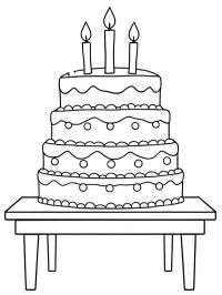 Gâteau d'anniversaire sur la table